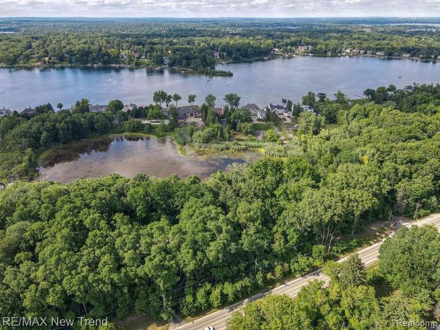 6100 Pontiac Trail, West Bloomfield, MI 48323