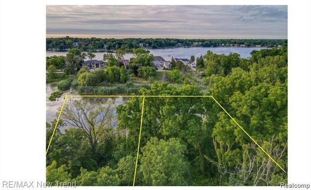 6100 Pontiac Trail, West Bloomfield, MI 48323