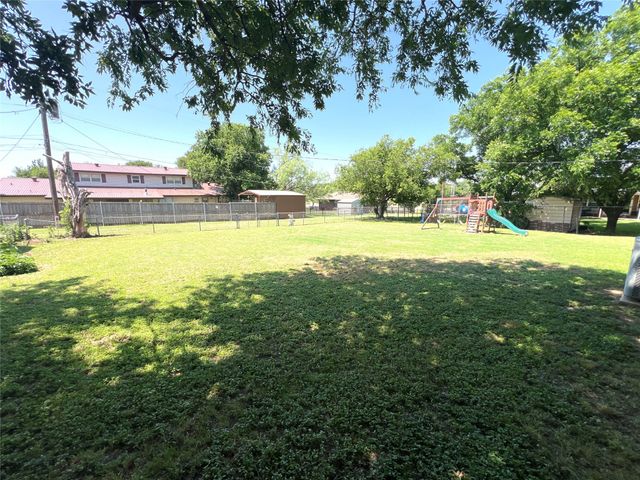 725 E 6th Street, Baird, TX 79504