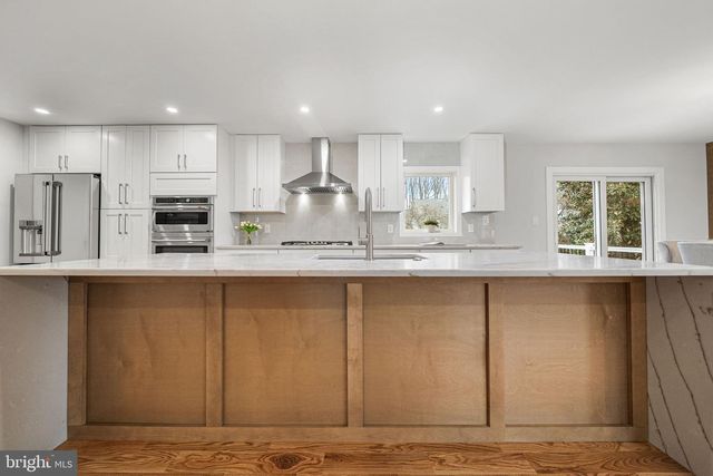 437 GLYNDON ST NE, Vienna, VA 22180