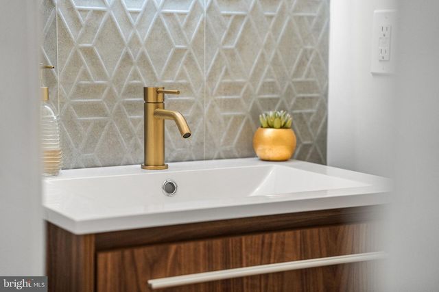 437 GLYNDON ST NE, Vienna, VA 22180