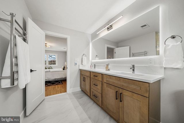 437 GLYNDON ST NE, Vienna, VA 22180