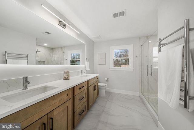 437 GLYNDON ST NE, Vienna, VA 22180