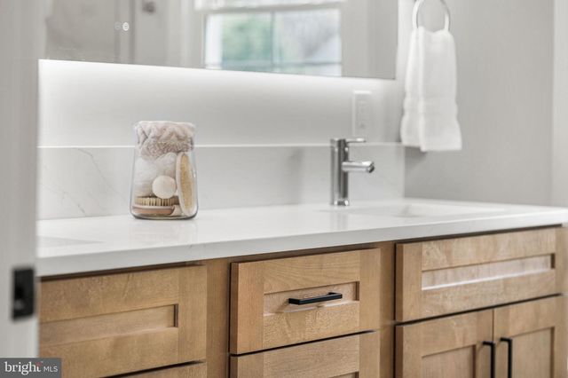 437 GLYNDON ST NE, Vienna, VA 22180