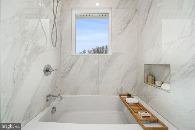 437 GLYNDON ST NE, Vienna, VA 22180