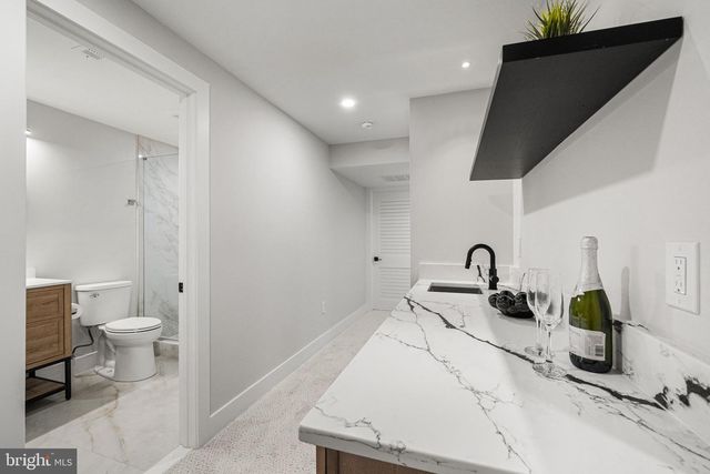 437 GLYNDON ST NE, Vienna, VA 22180