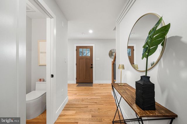 437 GLYNDON ST NE, Vienna, VA 22180