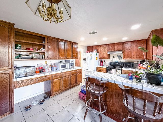 8518 Delahye Cir, Sacramento, CA 95828