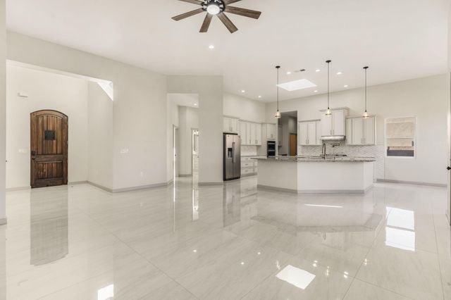 380 Taylor Road NE, Los Lunas, NM 87031