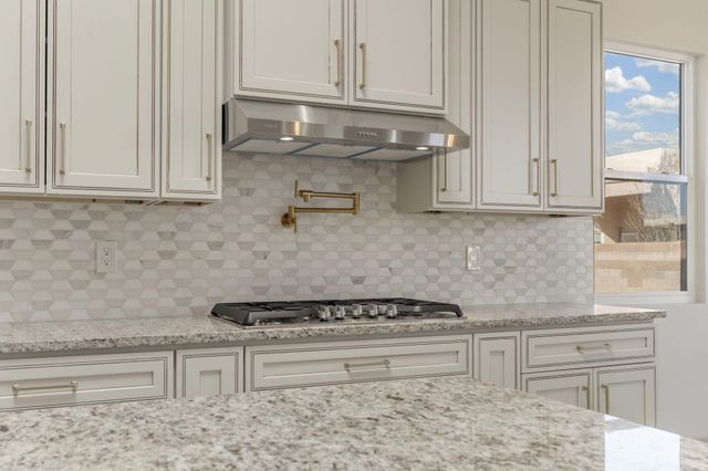 380 Taylor Road NE, Los Lunas, NM 87031