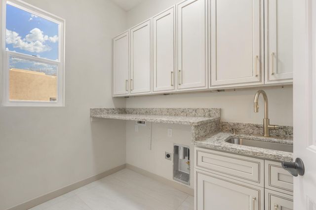 380 Taylor Road NE, Los Lunas, NM 87031