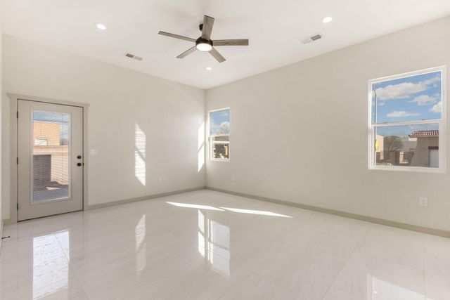 380 Taylor Road NE, Los Lunas, NM 87031