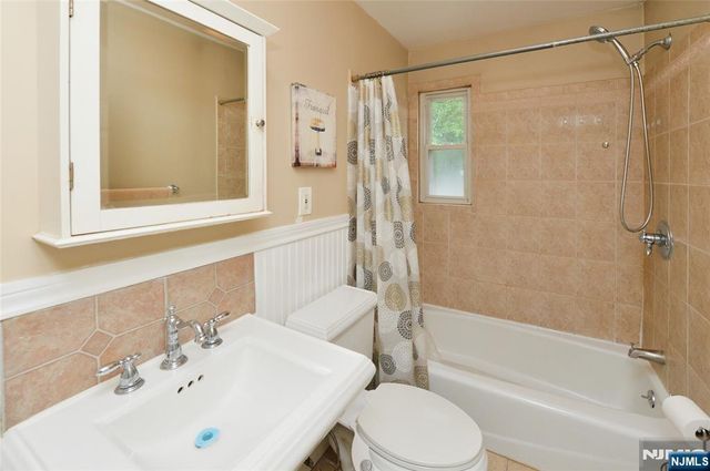 4-12 Kenneth Avenue, Fair Lawn, NJ 07410