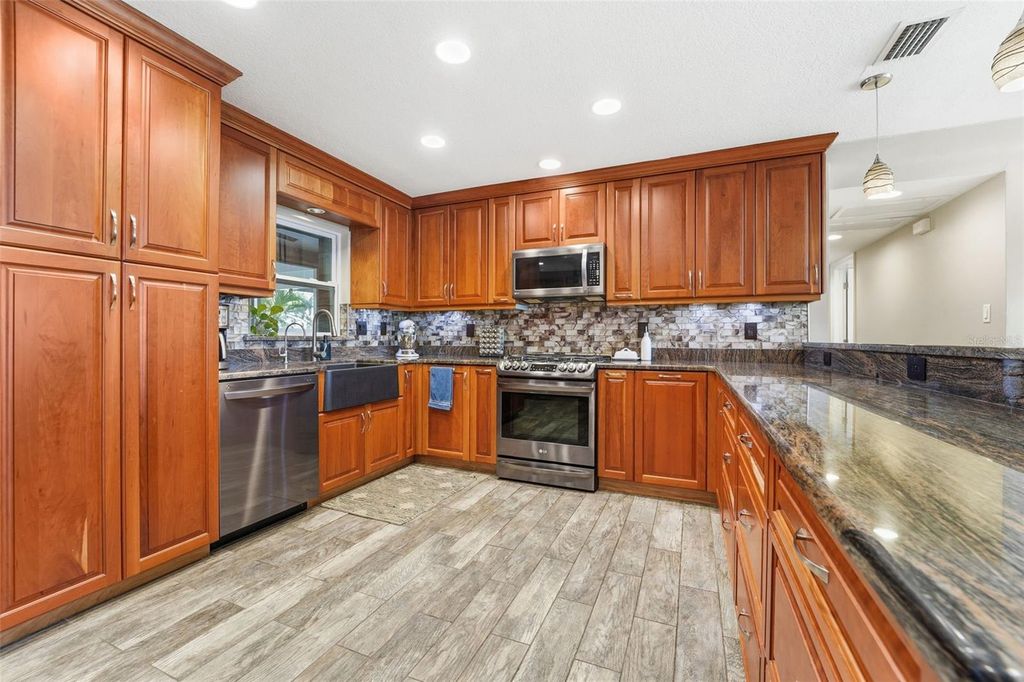 Image 13 of property listing at 3595 FLORAL DRIVE, Largo, FL 33771