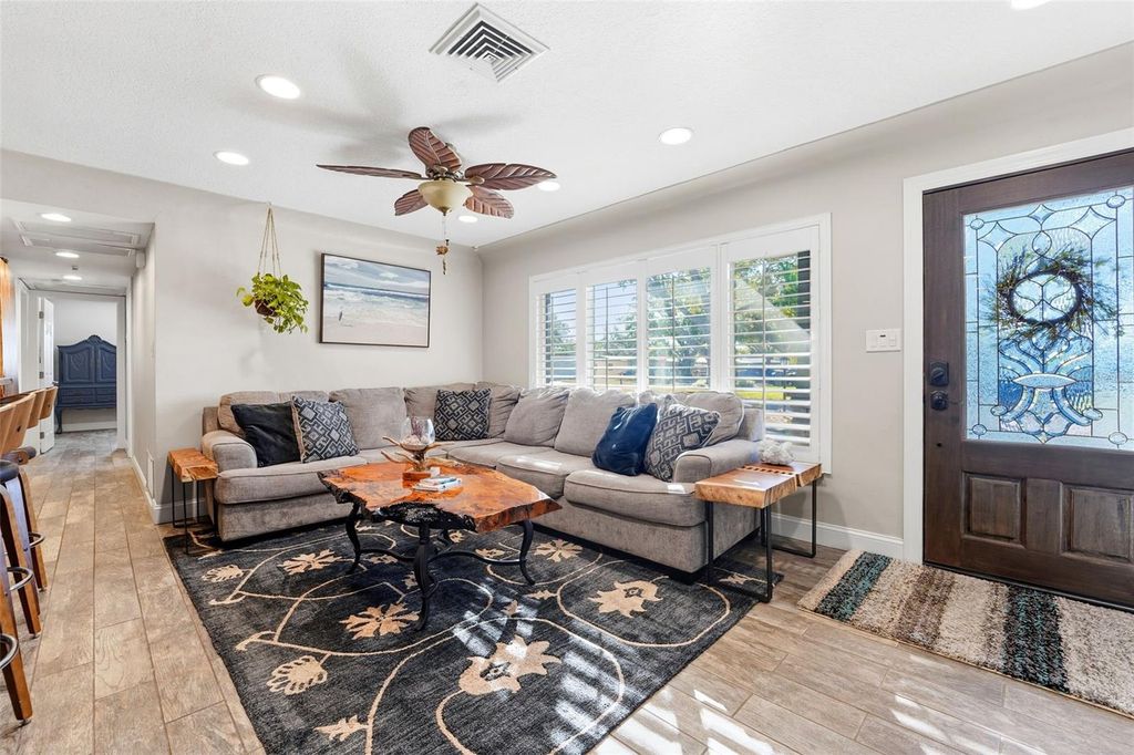 Image 14 of property listing at 3595 FLORAL DRIVE, Largo, FL 33771