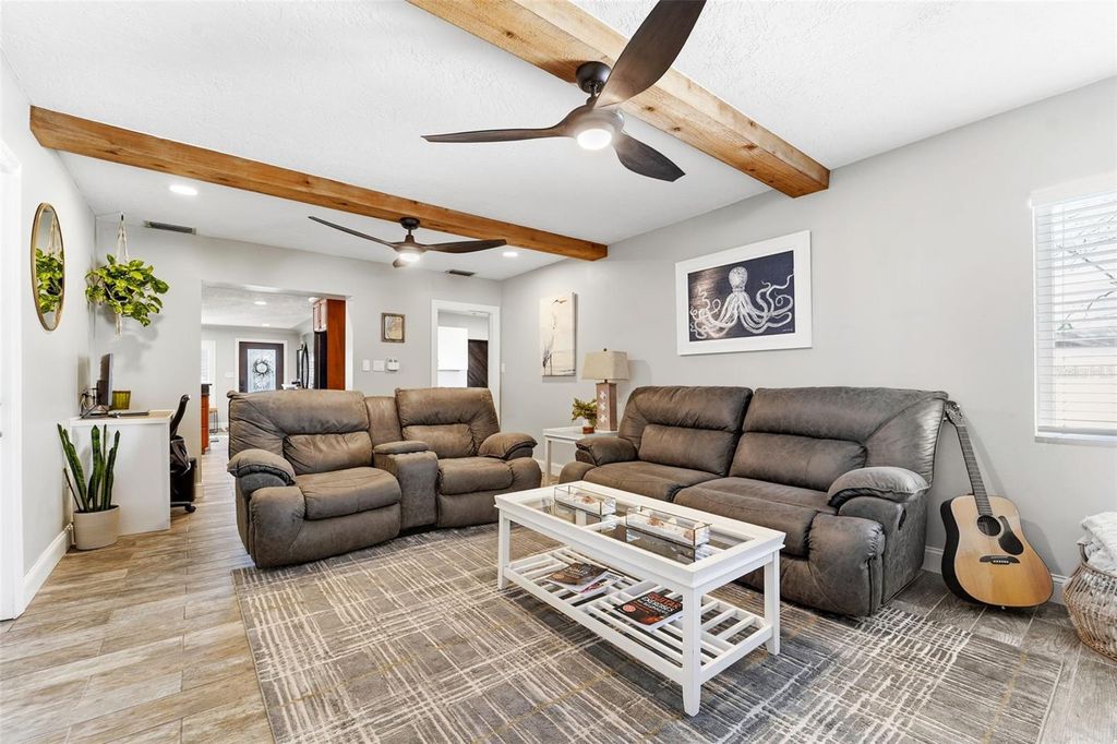 Image 18 of property listing at 3595 FLORAL DRIVE, Largo, FL 33771