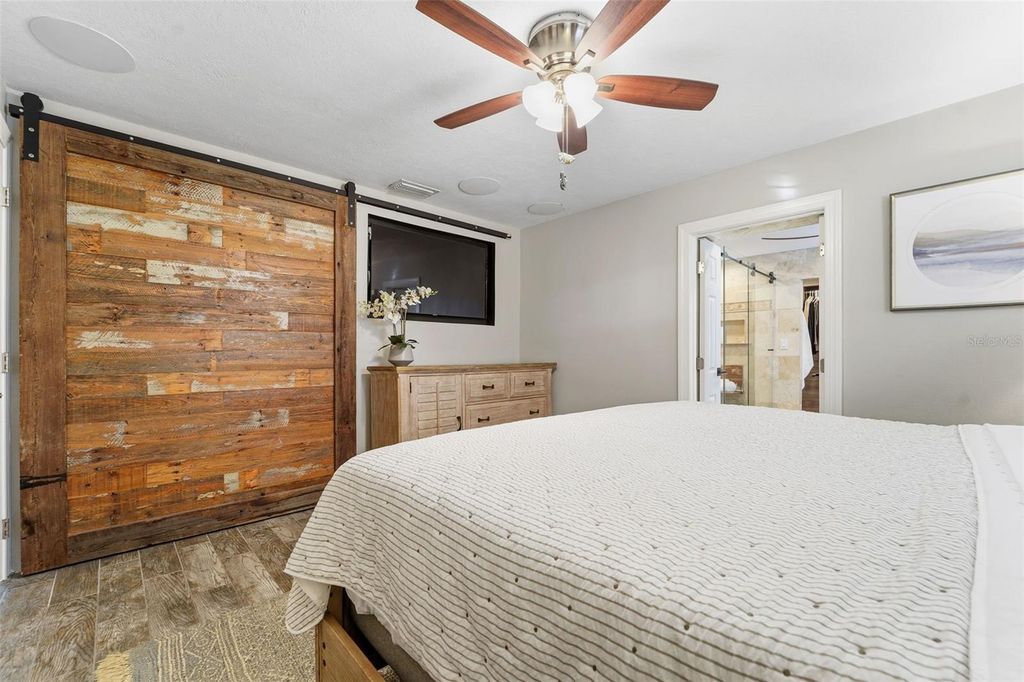 Image 23 of property listing at 3595 FLORAL DRIVE, Largo, FL 33771