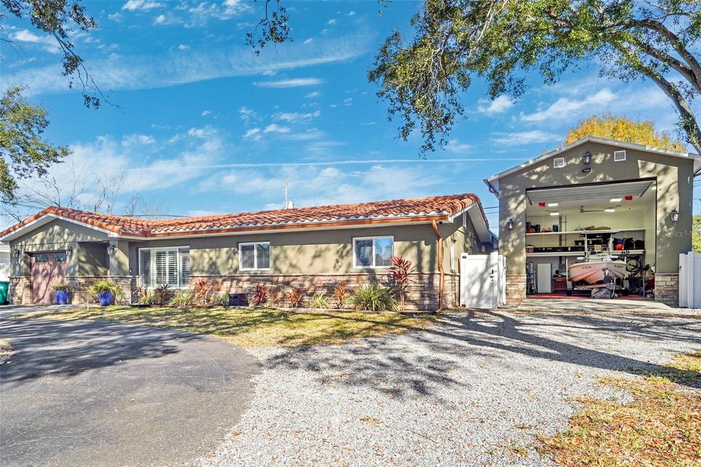 Image 4 of property listing at 3595 FLORAL DRIVE, Largo, FL 33771