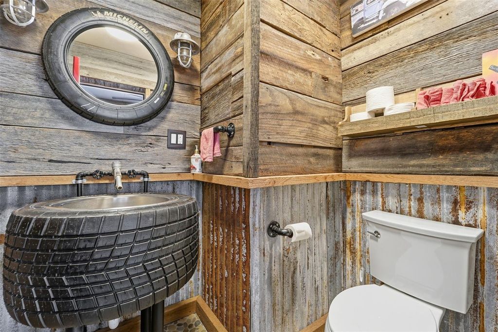 Image 40 of property listing at 3595 FLORAL DRIVE, Largo, FL 33771