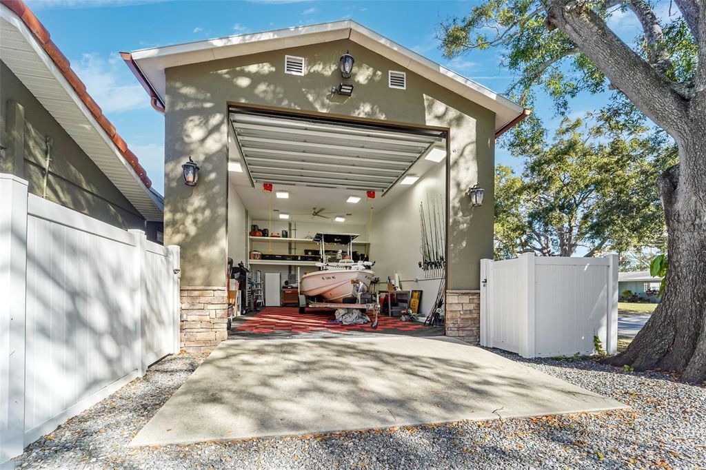 Image 5 of property listing at 3595 FLORAL DRIVE, Largo, FL 33771