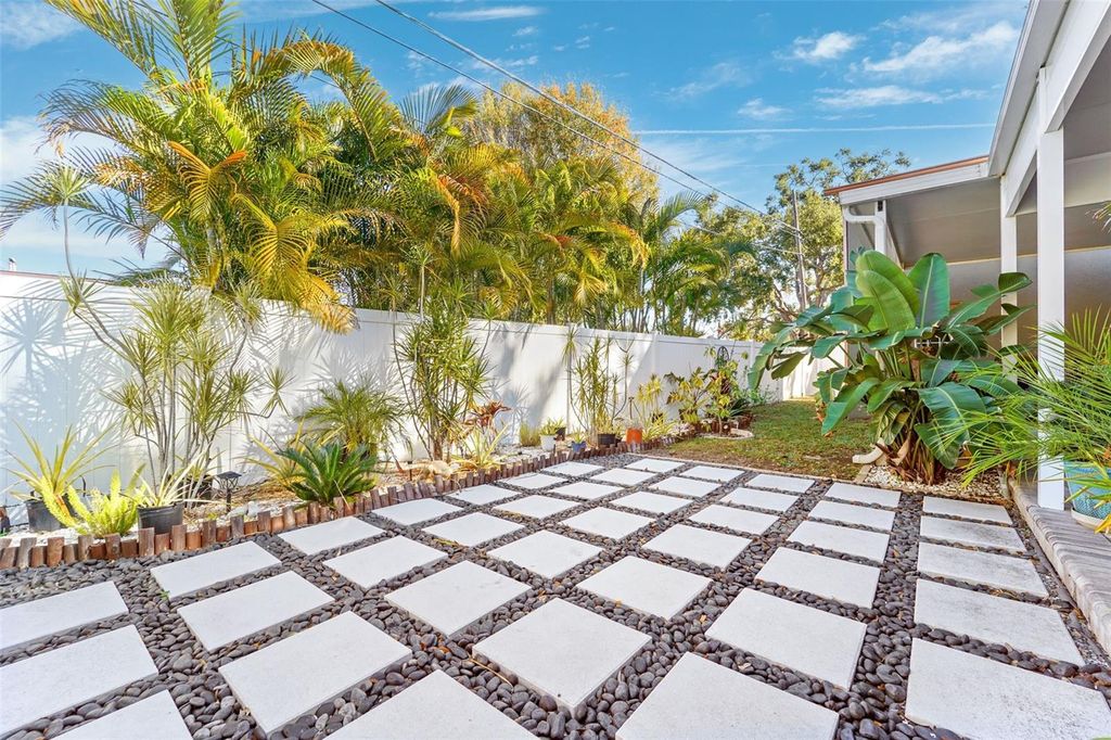 Image 45 of property listing at 3595 FLORAL DRIVE, Largo, FL 33771