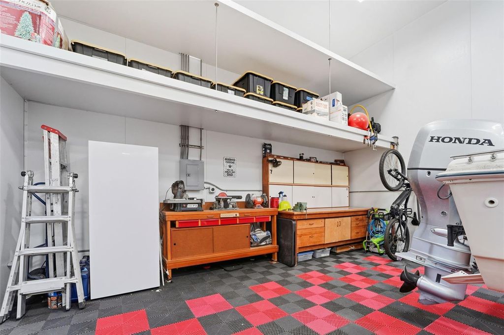 Image 7 of property listing at 3595 FLORAL DRIVE, Largo, FL 33771