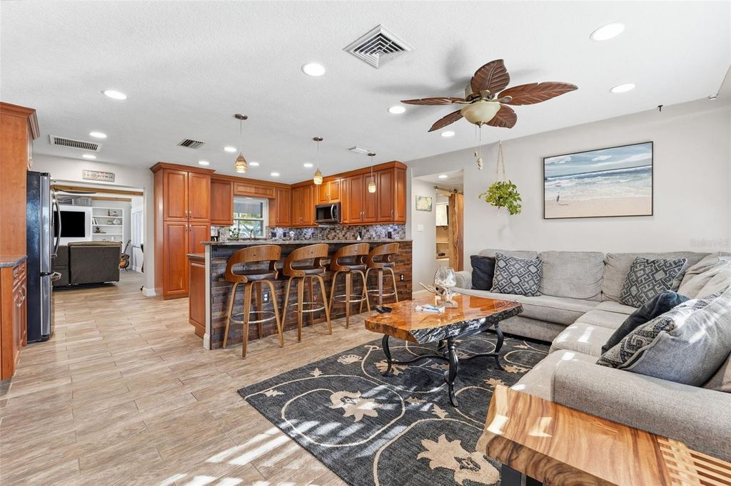 Image 9 of property listing at 3595 FLORAL DRIVE, Largo, FL 33771