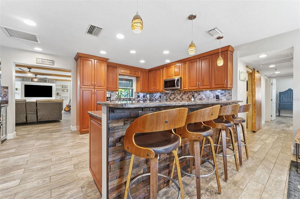 Image 10 of property listing at 3595 FLORAL DRIVE, Largo, FL 33771