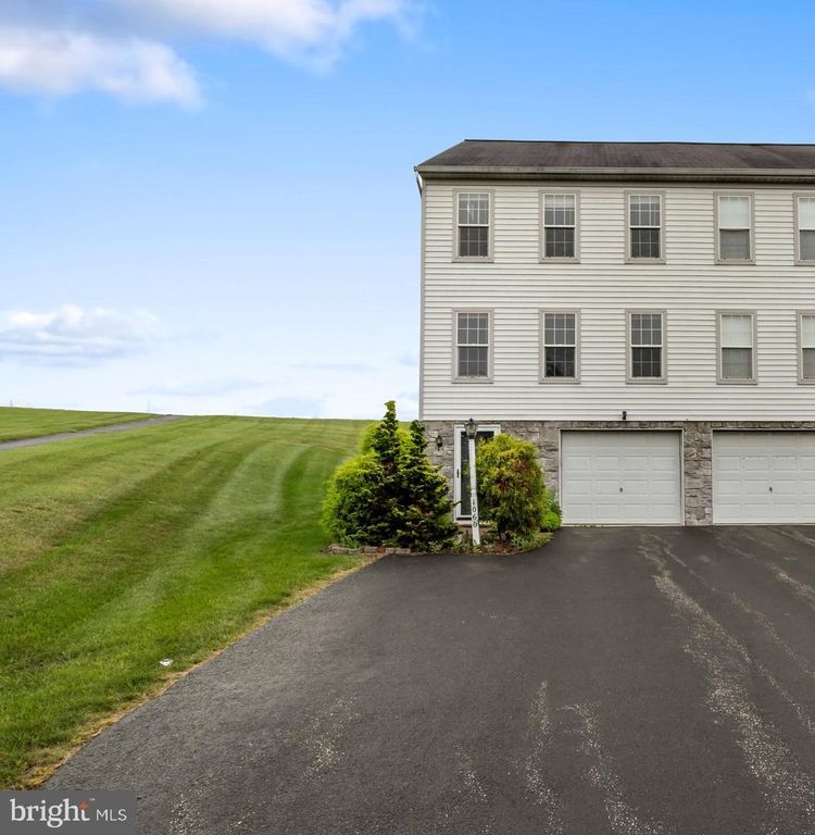 1060 HEARTHRIDGE LN, York, PA 17404