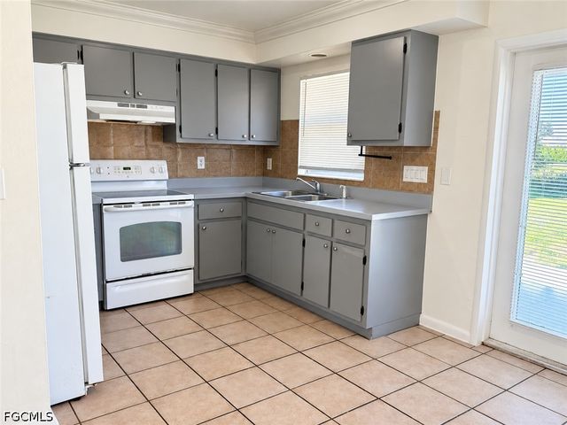1213 NE 8th ST, Cape Coral, FL 33909