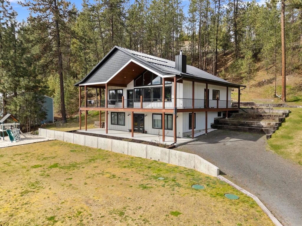23401 N Westlake Dr, Nine Mile Falls, WA 99208