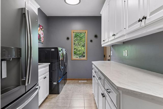 8754 Ridge Ponds Court, Victoria, MN 55386