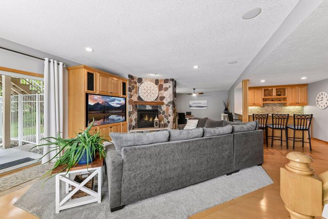 8754 Ridge Ponds Court, Victoria, MN 55386