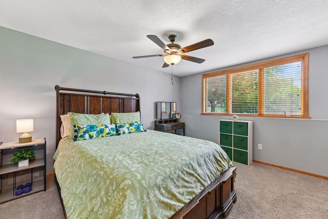8754 Ridge Ponds Court, Victoria, MN 55386