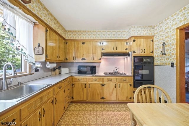 90 Mcnomee St, Oakland Boro, NJ 07436
