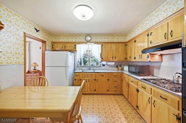 90 Mcnomee St, Oakland Boro, NJ 07436