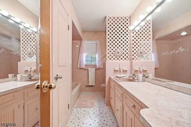 90 Mcnomee St, Oakland Boro, NJ 07436