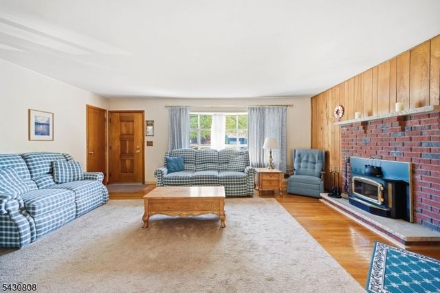 90 Mcnomee St, Oakland Boro, NJ 07436
