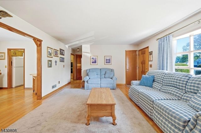 90 Mcnomee St, Oakland Boro, NJ 07436