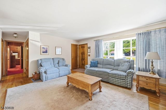 90 Mcnomee St, Oakland Boro, NJ 07436