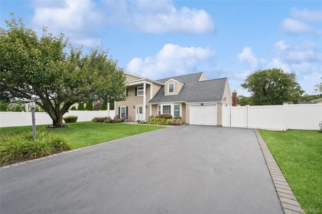 181 Cirrus Road, Holbrook, NY 11741
