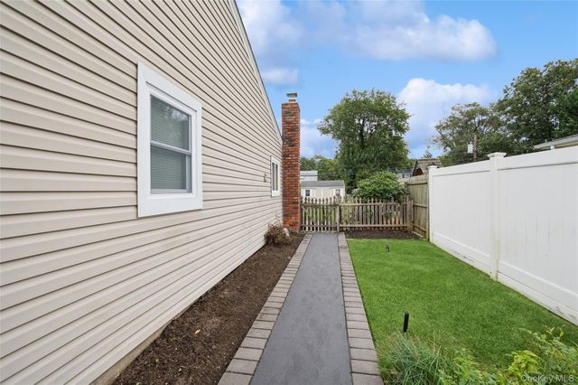 181 Cirrus Road, Holbrook, NY 11741