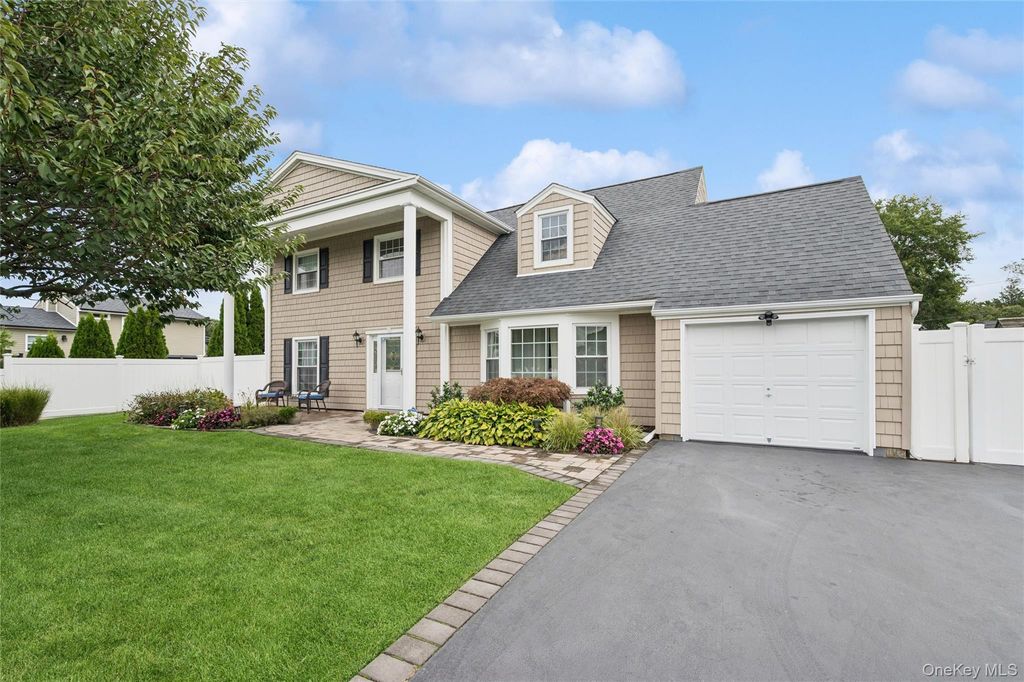 181 Cirrus Road, Holbrook, NY 11741