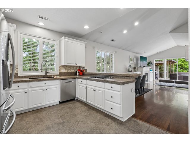 19874 BENNINGTON Ct, West Linn, OR 97068