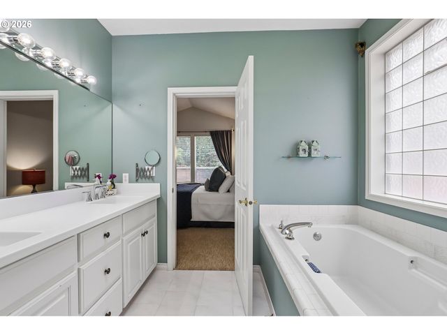 19874 BENNINGTON Ct, West Linn, OR 97068