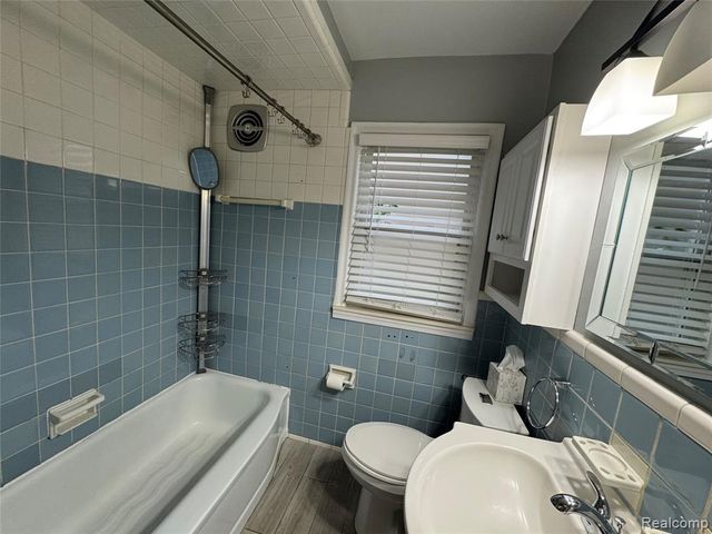 3370 Edgewood Street, Dearborn, MI 48124