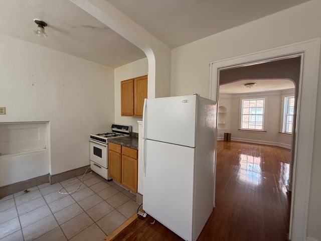 7411 N Damen Ave Avenue BS, Chicago, IL 60645