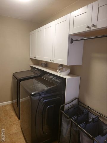 513 Stonefield Drive, Smithton, IL 62285