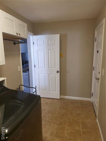 513 Stonefield Drive, Smithton, IL 62285