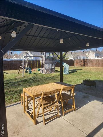 513 Stonefield Drive, Smithton, IL 62285